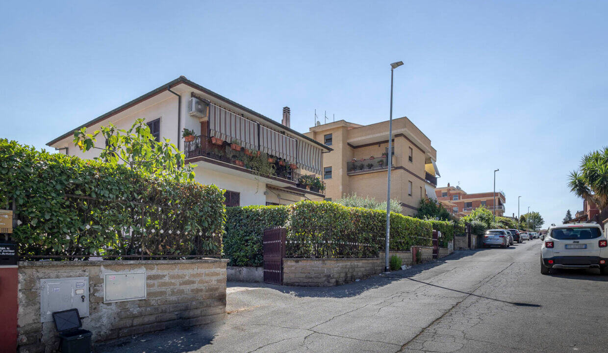 2 esterno strada